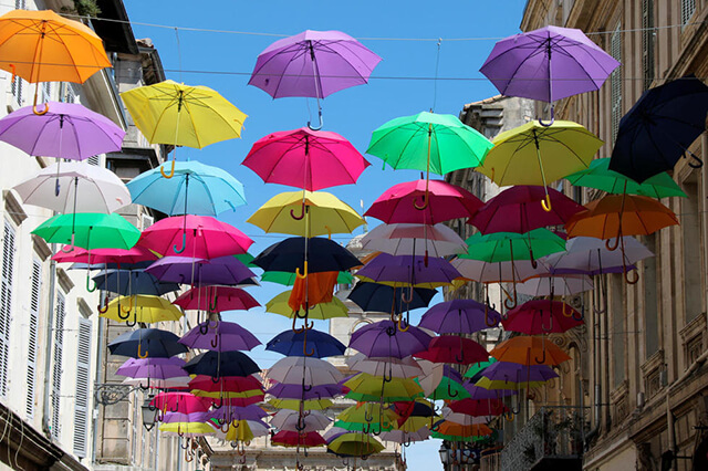 Le phénomène des parapluies colorés suspendus 